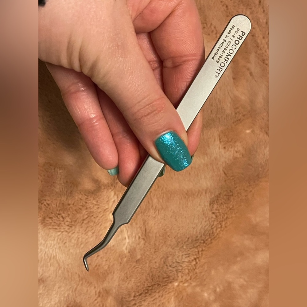 Xtreme lashes a curve tweezer